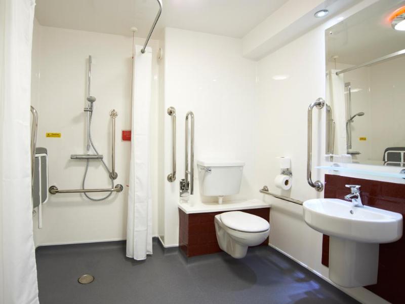 Travelodge High Wycombe Central Buitenkant foto
